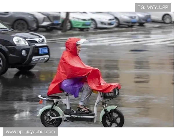 孩子在广场踢足球意外伤人事件引发公众对监护与安全管理争议