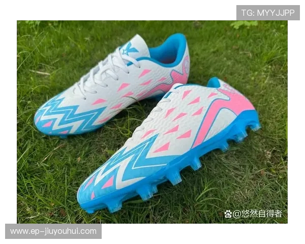 踢足球时如何根据场地选择最适合自己的专业足球鞋实用选购指南